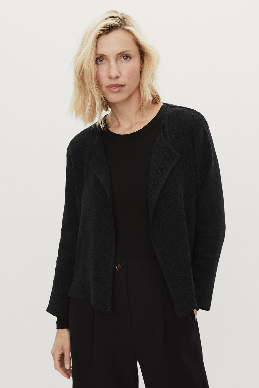 Kurze Jacke Aus Boucl&eacute; - Black, Rollkragenbluse Aus Weichem Jersey - Black, klassische lange Hose mit Bundfalten und B&uuml;gelfalten - Black