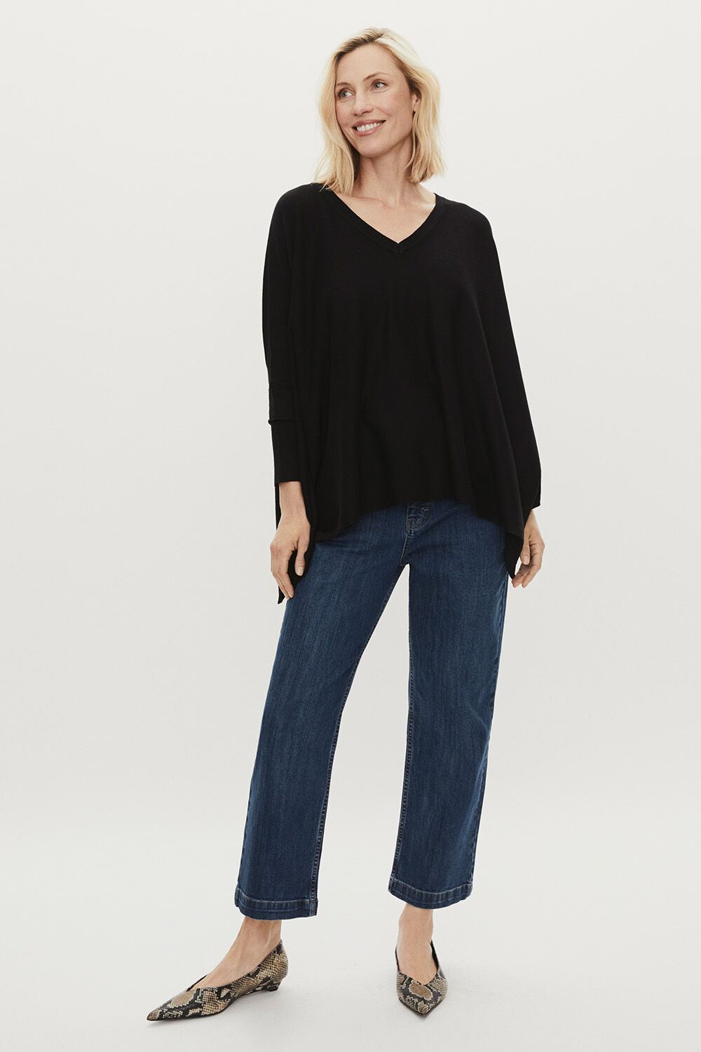 Oversize-Strickpullover mit schmalen &Auml;rmeln - Black, Cropped-Jeans mit Stretch - Blue Denim