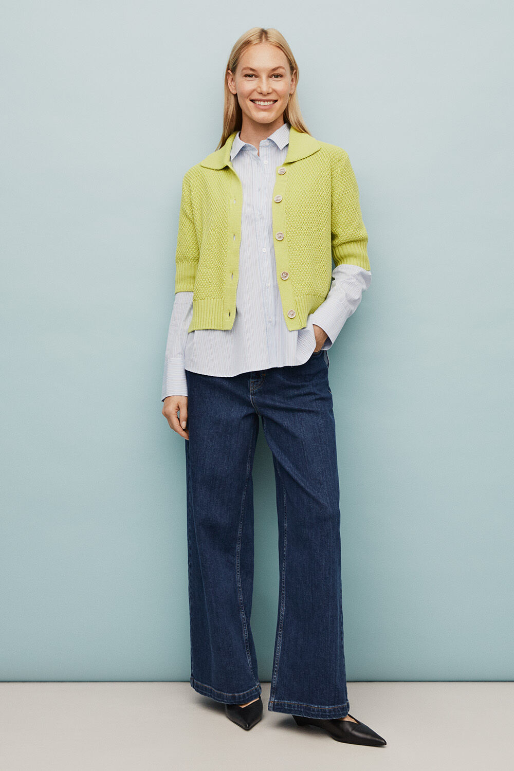 kurz&auml;rmelige Strickjacke aus Baumwollmix - B Chartreuse, Gestreiftes Baumwollhemd mit goldenen Manschettenkn&ouml;pfen - Placid Blue, Jeans mit Stretch und weitem Bein - Blue Denim